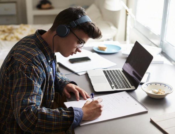 Maruzsa Zoltán: a középiskolák szerdától áttérnek a digitális oktatásra