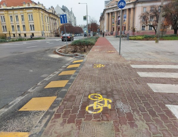 Burkolati jeleket festenek a belvárosban, szerdán folytatódnak a munkálatok