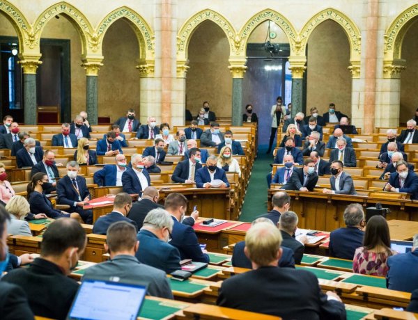 Meghosszabbította az Országgyűlés a veszélyhelyzetet           