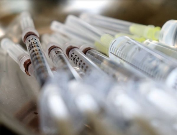 A kormány megkönnyíti a vakcinák behozatalát                