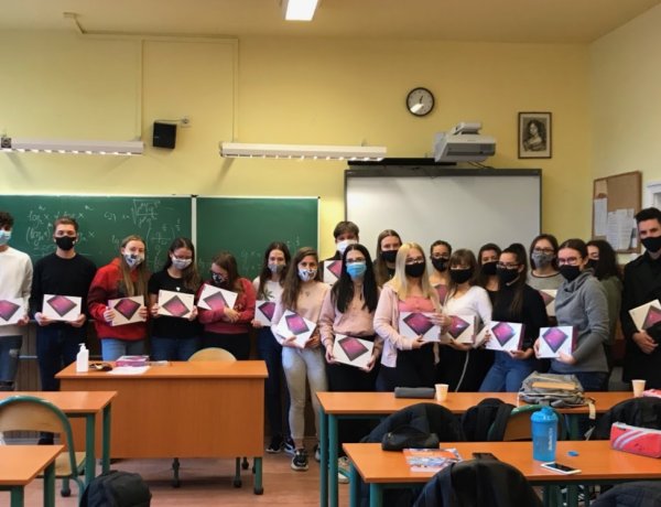 Tabletet kaptak az átállás előtt – 91 darab eszközt adtak át