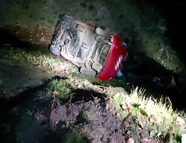 Lecsúszott az útról majd öt és fél méter mély patakba csúszott egy jármű