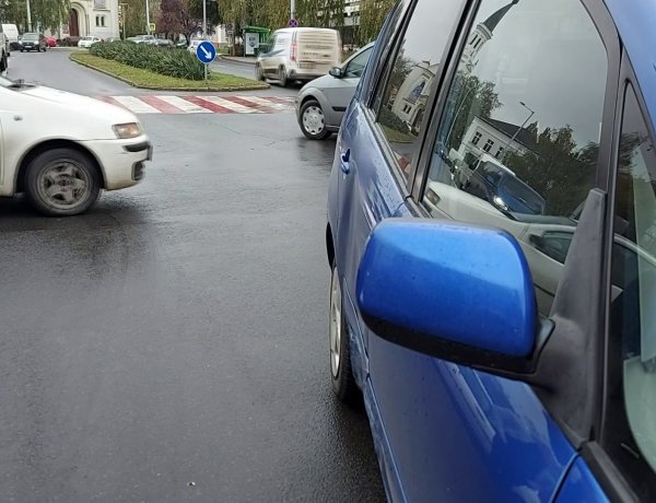 Baleset a belvárosban: nem adott elsőbbséget egy kanyaradó jármű, karambolt okozott