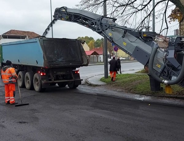 Megkezdődött a Bujtos utca felmarása, ezután a közműfedelek szintbe helyezése következik