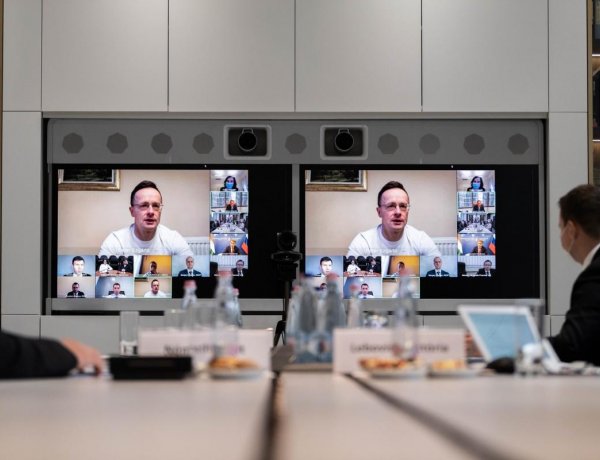 Szijjártó: jövő héten érkezhet az orosz vakcinaminta Magyarországra