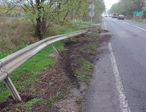 Szalagkorlátnak ütközött és kiütött egy KRESZ-táblát egy személygépkocsi Nagycserkesznél