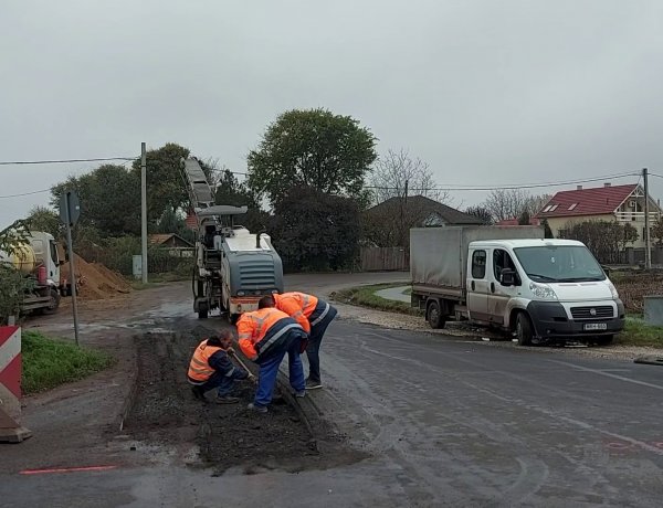 Útfelmarási munkálatok kezdődtek az Orgona utcán, hétfőn folytatódnak a munkák
