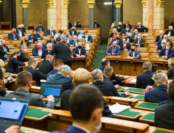 Módosulhatnak az adótörvények - Az Országgyűlés hatnapos üléssel folytatja munkáját 
