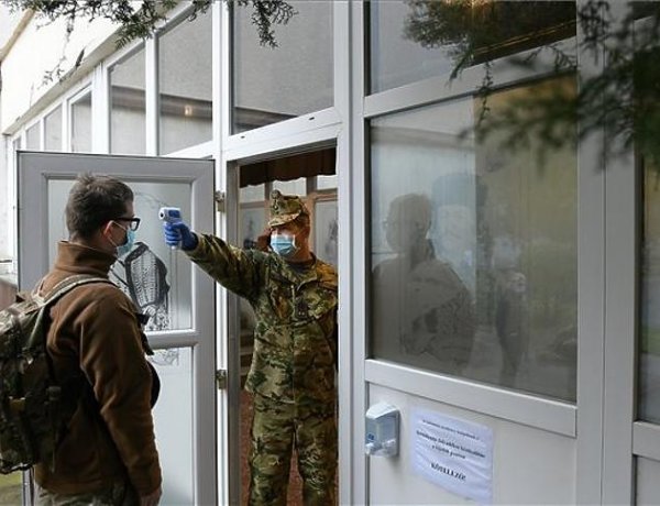Hétfőtől 93 kórházban lesznek ott a katonák, a járvány elleni védekezést segítik