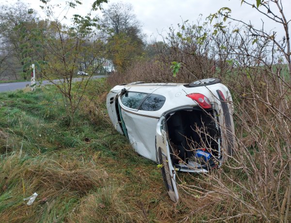 Megcsúszott egy személyautó egy kanyarban Újfehértó és Nagykálló között