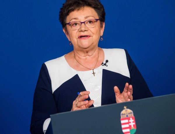 Müller Cecília: 25 éves áldozata is van a koronavírusnak    