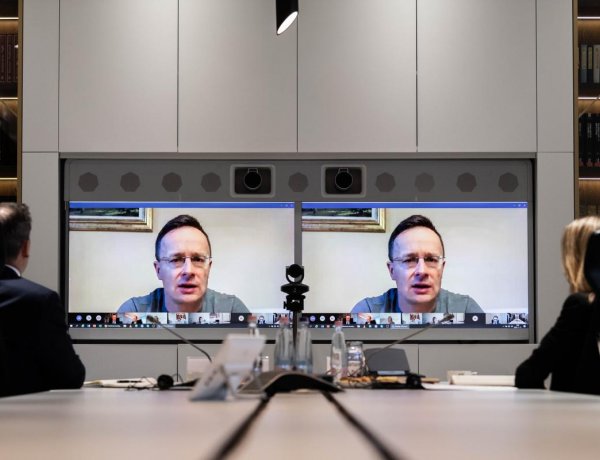 Szijjártó: a munkahelyek megőrzése érdekében támogatja a kormány a beruházásokat a beruház