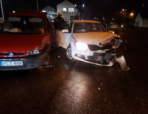 Egy kanyarodó és egy egyenesen haladó jármű ütközött az Ady Endre utcán