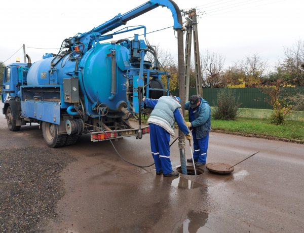 A csapadékelvezető rendszert tisztították  a Kertvárosban   