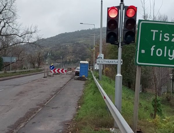 Továbbra is jelzőlámpa irányítja a forgalmat a tokaji Tisza-hídon.
