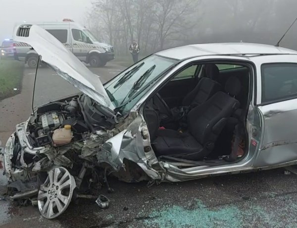 Felismerhetetlenre tört egy autó Kótaj és Buj között        