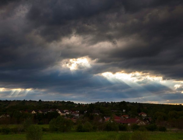 Sarki hidegfront közeleg, kisüthet a nap, de többfelé valószínű eső, záporeső