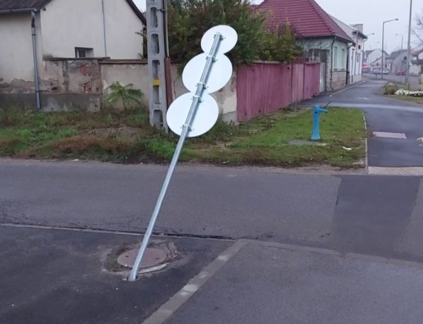 Kitörtek egy KRESZ-táblát csütörtökre virradóra, a járművezető elhajtott a helyszínről