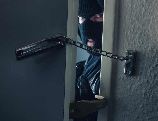 Lopni akart, de az idős sértett tetten érte a visszaeső férfit