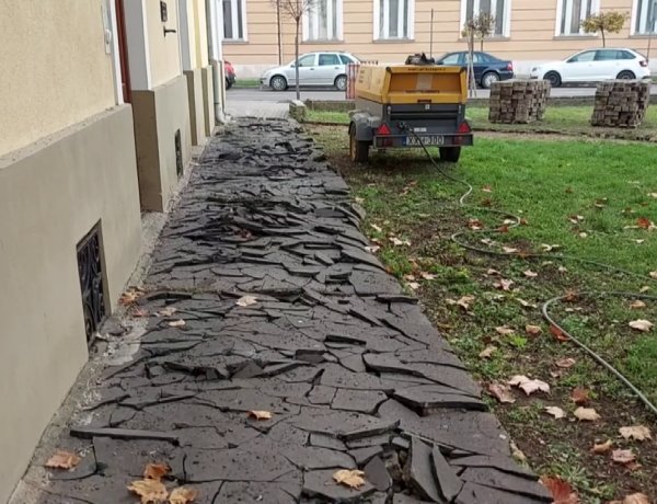 Új térburkolatot kap a Kálvin tér és új járdaszakaszt is építenek