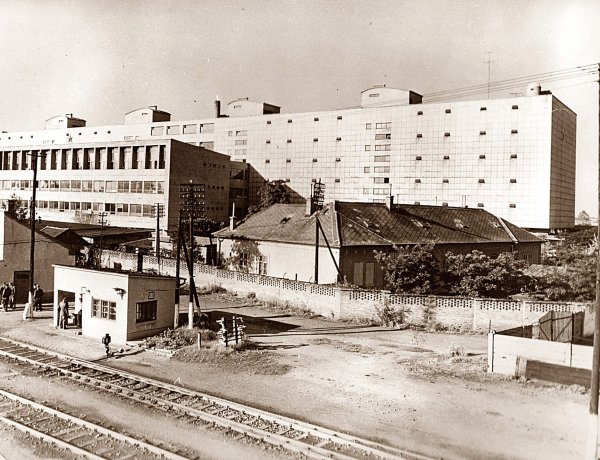 Az első ötéves terv egyik eredménye: dohányfermentáló Nyíregyházán