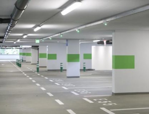 A kormány ingyenessé tette a parkolóházak éjszakai használatát