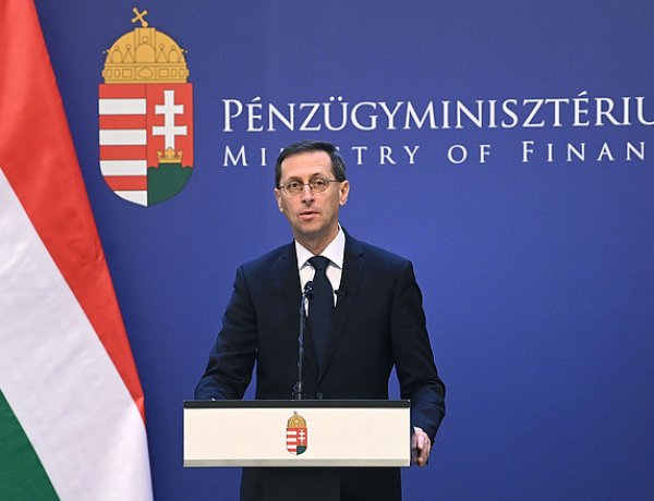 Varga Mihály: egyszerűbbé és olcsóbbá válhat a pénzügyek intézése
