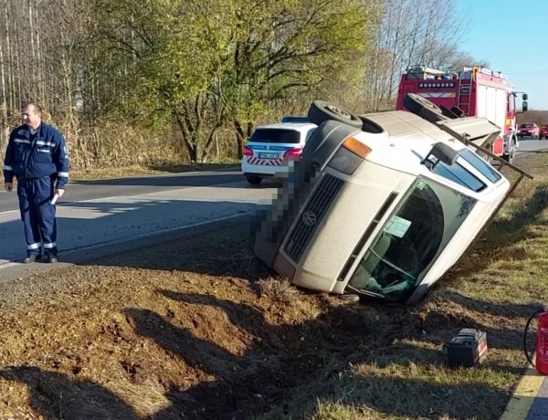 Árokba csapódott és felborult egy kisteherautó a 41-es számú főúton