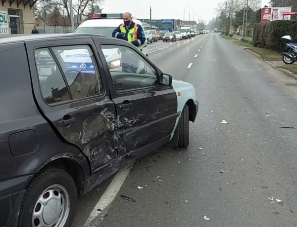 Hármas karambol történt a Pazonyi úton, az egyik vétlen sofőr megsérült