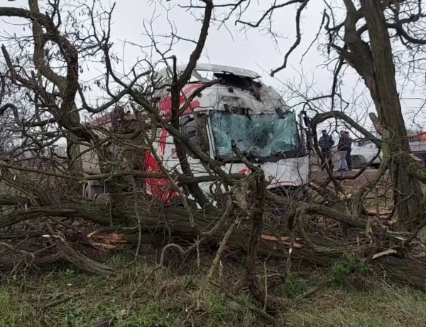 Árokba hajtott egy nyergesvontató a 38-as főútvonalon, a jármű vezetője megsérült