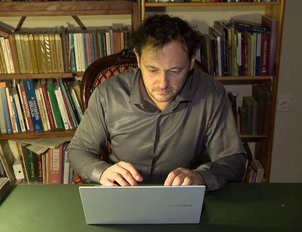 Rangos elismerés Kürti Lászlónak – A költő Balassi Bálint-emlékkardot kap 2021-ben 