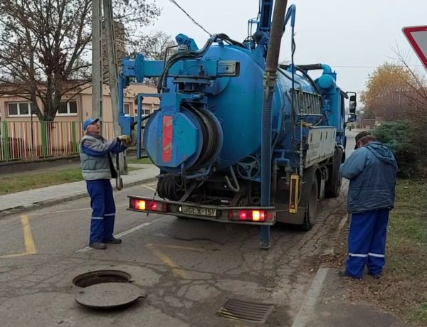 A csatornarendszer átmosását végzik Borbányán, a Pitypang utcán