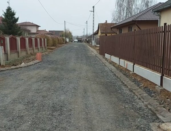 A közműberuházási munkák után az aszfaltozás előkészítése indul a Felhő utcán