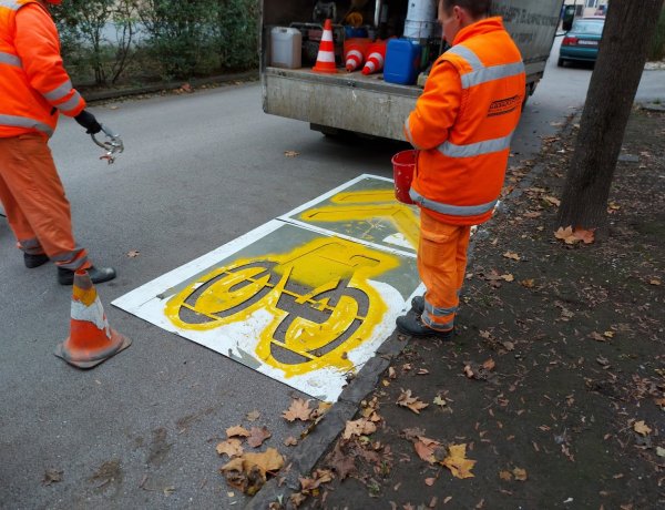 Újrafestették a kerékpáros útburkolati jeleket a Színház és a Malom utcákon