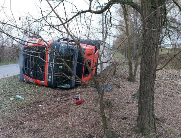 Lefutott az útról, árokba hajtott és felborult egy nyergesvontató Nyírtura közelében