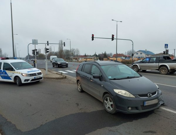 Két személygépkocsi ütközött a 4-es számú főútvonalon, Rozsrétszőlőnél