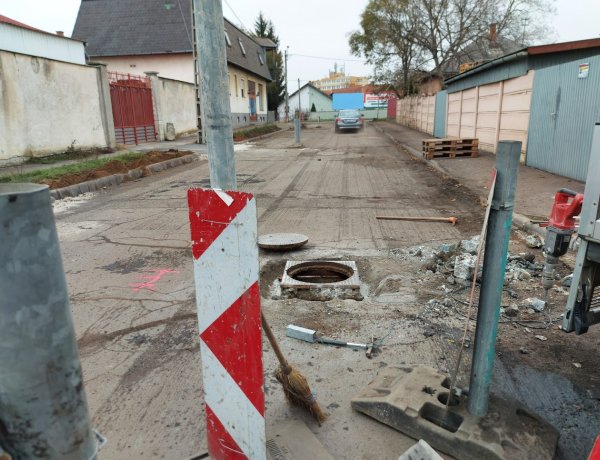 Útfelújítási munkálatokat végeznek a Munkácsy Mihály és a Simonyi Óbester utcán