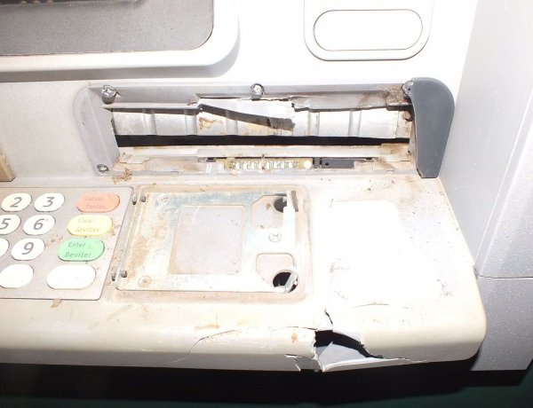 Vasrúddal esett neki egy készpénzkiadó automatának – A rendőrök tetten érték