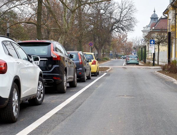 Végéhez közeledik a Benczúr-Bessenyei tereket övező felújítás: ismét használható a parkoló