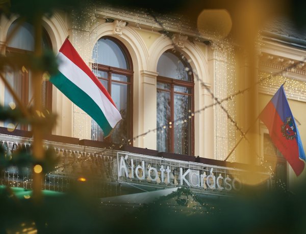 Ünnepi fények, forgatag és programok nélkül – Tíz kilométernyi fényárban úszik a város