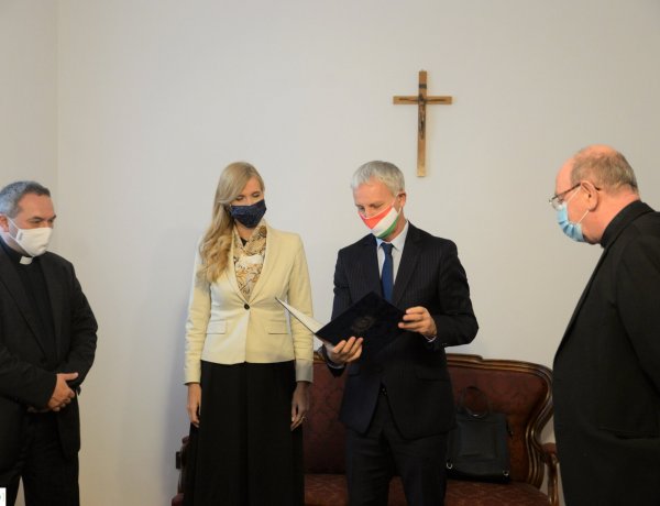 Püspöki köszöntő –Két államtitkár köszöntötte a frissen kinevezett pécsi püspököt