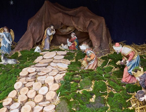 Karácsonyra készülve, a Kossuth téren a betlehemi jászolt is felállították már! 