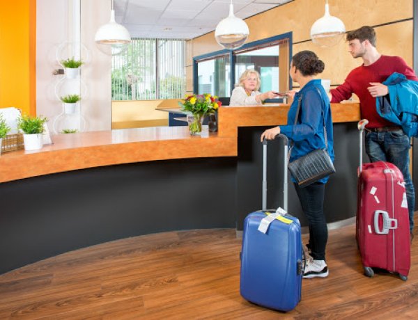 Hatalmas kormányzati bértámogatást kapnak a szállodák és az éttermek