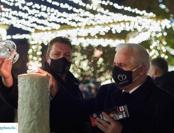 Meggyújtották az első adventi gyertyát Nyíregyházán - Varázslatos fotók a belvárosról!