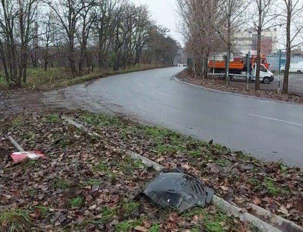 Szalagkorlátnak és tábláknak ütközött egy nagy sebességgel közlekedő autó a Simai úton