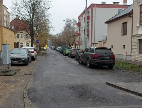 Változik a parkolás rendje a Malom utcán, nyitott kerékpársávot alakítanak ki
