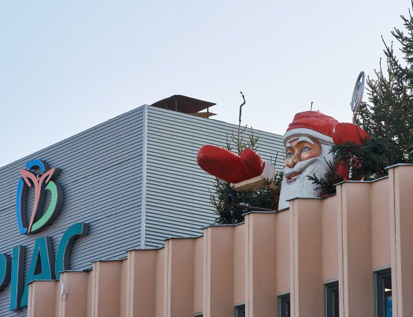 Ismét integet az óriás Mikulás – Vízkeresztig lesz a piaccsarnok tetején a Télapó-figura