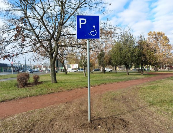 Mozgáskorlátozottak részére kialakított parkolót biztosítottak a Széna téren