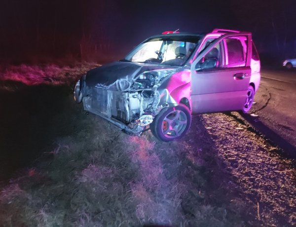 Baleset történt a Tiszavasvári úton, mindkét jármű totálkárosra tört