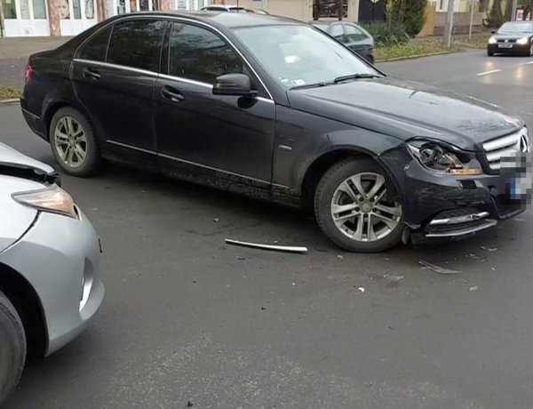 Jelentős anyagi kárral járó baleset történt a Kossuth és Sarkantyú utcák csomópontjánál